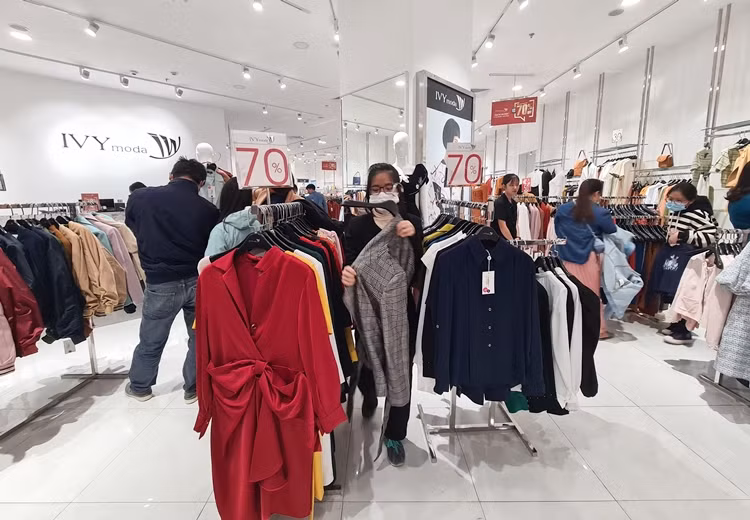 Dòng sản phẩm của thương hiệu thời trang Việt Nam IVY moda cũng áp dụng khuyến mại tới 70%/sản phẩm.