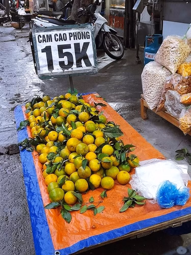 Nhiều khu vực gắn biển, giới thiệu mặt hàng "cam Cao Phong" của tỉnh Hòa Bình giá chỉ từ 15 nghìn đồng/kg.
