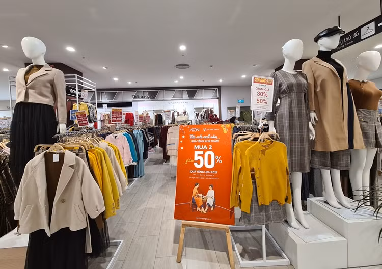 Thậm chí có những cửa hàng vừa áp dụng giảm giá 50%/sản phẩm, vừa tặng thêm ưu đãi “mua 2 tặng 1” cho khách hàng.