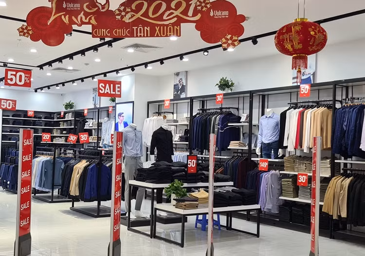 Biển giá, bảng “sale” được dán, treo công khai trước và trong cửa hàng để khách hàng dễ dàng nhìn thấy.