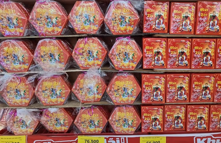 Những hộp mứt Tết truyền thống cũng có mặt sớm tại siêu thị với giá từ 65-76 nghìn đồng/hộp.