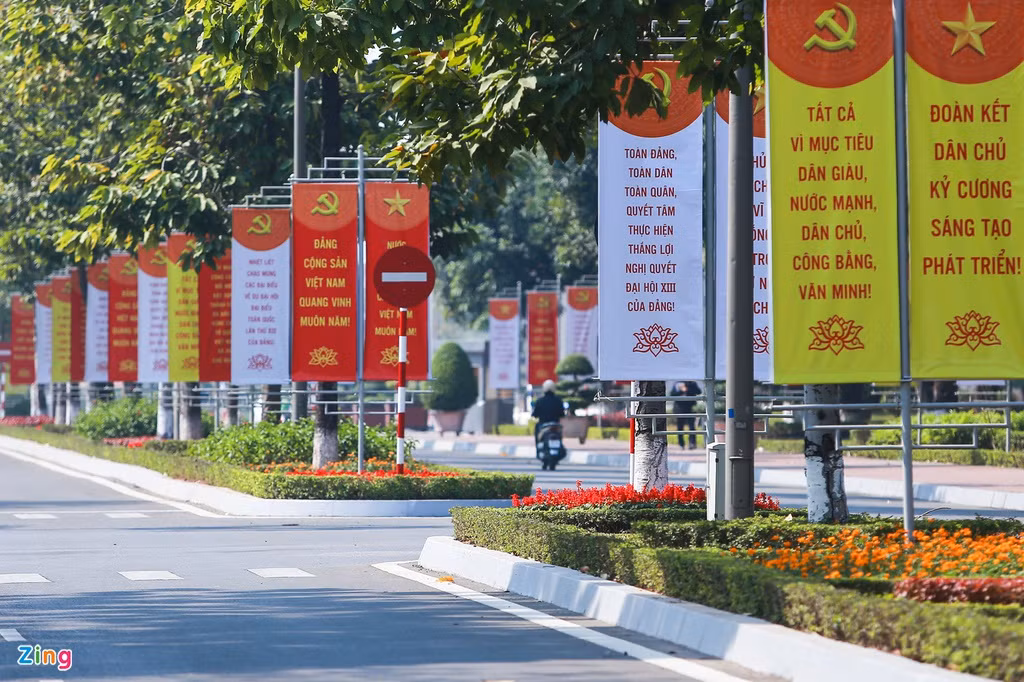 Đoàn kết, dân chủ, kỷ cương, sáng tạo, phát triển. Tất cả vì mục tiêu dân giàu nước mạnh, dân chủ, công bằng, văn minh... là hai trong nhiều khẩu hiệu cổ động treo dọc lối vào Trung tâm Hội nghị Quốc gia.