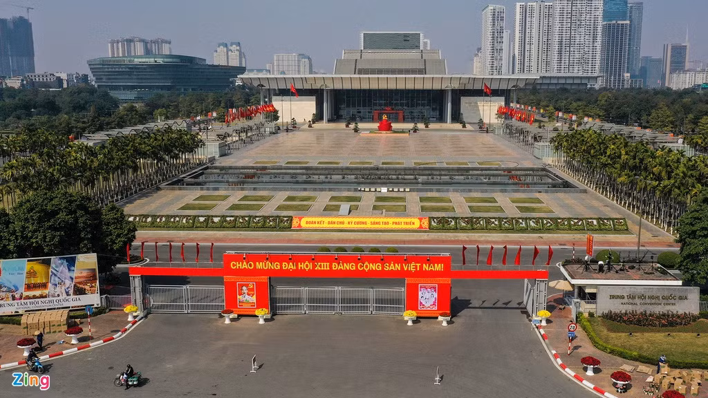 Trung tâm Hội nghị Quốc gia là nơi diễn ra Đại hội Đảng toàn quốc lần thứ XIII từ ngày 25/1 đến 2/2. Trưa 19/1, các công đoạn trang trí đang được công nhân gấp rút hoàn tất.