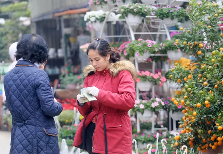 Cảnh mua bán nhộn nhịp ở chợ hoa Vạn Phúc những ngày sát Tết.