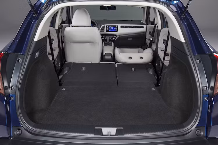 Khoang hành lý của xe có thể tích đứng đầu phân khúc với 437 lít, hơn EcoSport tới hơn 40 lít. Nếu gập hàng ghế sau của HR-V lại hoàn toàn, thể tích khoang hành lý sẽ lên tới 1032 lít, bỏ xa EcoSport tới 327 lít. Mọi phiên bản của xe đều được trang bị sẵn hệ thống hỗ trợ leo dốc, ổn định điện tử, đo áp suất lốp trong khi 2 phiên bản cao cấp EX và EX-L Navi còn có hệ thống kiểm soát làn đường Honda Lane Watch,