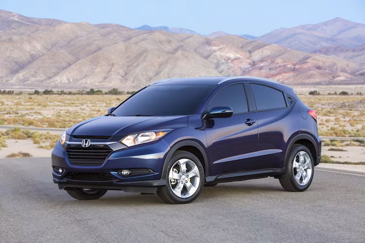 Sử dụng chassis của Honda City/Jazz/Fit, Honda HR-V mới sẽ là một trong những mẫu crossover nhỏ nhất trên thị trường và nhằm trực tiếp vào các đối thủ cùng phân hạng B như Suzuki Vitara, Chevrolet Trax và Ford EcoSport. Xe được giới thiệu lần đầu dưới tên gọi Vezel tại Nhật vào triển lãm Tokyo hồi cuối năm 2013.
