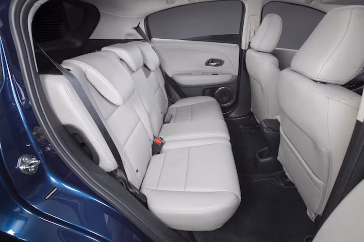 Dù có vòm mái thấp dạng coupe nhưng nhhững người ngồi hàng ghế sau của HR-V sẽ không phải lo về việc đầu chạm trần hay đầu gối sát với lưng ghế trước - trừ khi họ có chiều cao “quá khổ”. Tuy nhiên do có giá rẻ nên chiếc xe không sở hữu cửa gió cho hàng ghế sau.