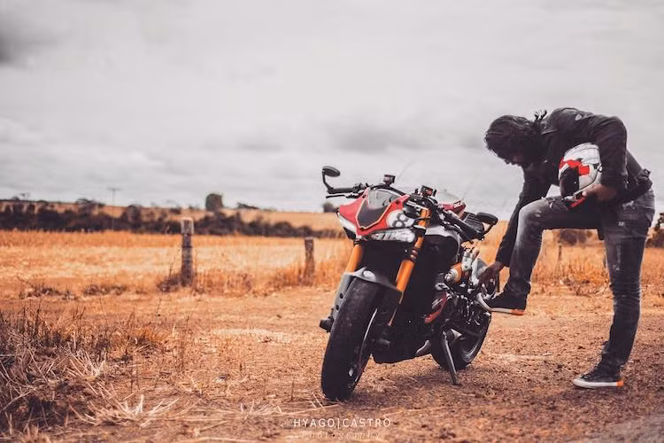 Ngoài những thay đổi ở phần đầu và đuôi xe, chiếc 1199 Panigale S vẫn giữ nguyên các chi tiết và phụ tùng nguyên bản, vốn đã được cung cấp bởi những hãng tên tuổi như phuộc Ohlins, phanh Brembo, vành Marchesini, lốp Pirelli Diablo Supercorsa...