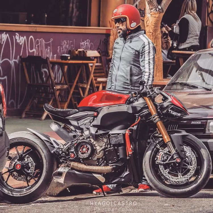 Vốn xuất phát từ những chiếc sportbike tháo quây, những người chơi xe theo phong cách streetfighter thường tận dụng những mẫu xe thể thao cũ để "giật" lên phong cách này. Tuy nhiên với một superbike mới và đắt giá như Ducati 1199 Panigale S, chủ nhân của xe phải rất đam mê và có điều kiện tài chính mới có thể chấp nhận độ nó thành streetfighter.