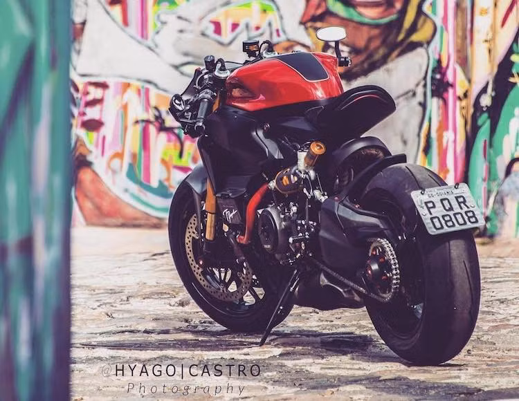 Ở phía sau, bộ khung phụ cùng đuôi của 1199 Panigale S cũng đã bị tháo bỏ, thay vào đó là chiếc yên solo bọc vải Alcantara cao cấp. Tại Việt Nam, cũng đã từng có một biker độ 1199 thành streetfighter sử dụng giải pháp này.