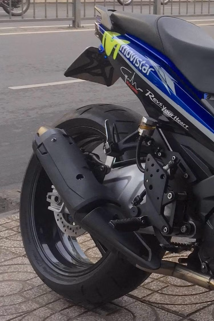 Ở phía sau, chiếc xe cũng sử dụng mâm 3 cây từ GSX-R600. Tuy nhiên với bản vành rộng và lốp có kích thước lên tới 200/55/17, Exciter 150 đã có dáng "mông to" đầy kích thích khi nhìn từ phía sau.