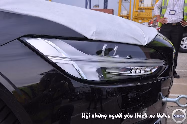 Sử dụng phong cách thiết kế mới nhất của Volvo, S90 mang "bộ mặt" đặc trưng tương tự chiếc XC90 trước đó với cặp đèn pha có các dải LED hình chữ T, lưới tản nhiệt nan dọc sang trọng và cản trước đơn giản.