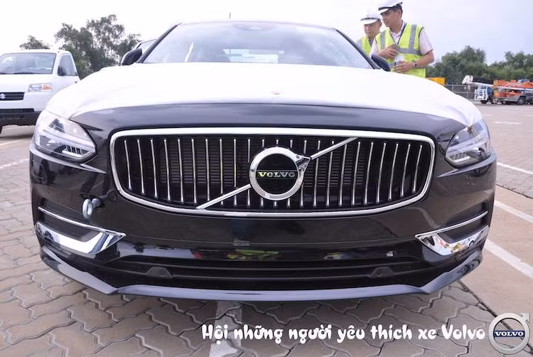 Kể từ khi được mua lại bởi tập đoàn Geely ở Trung Quốc năm 2010, hãng xe sang Thụy Điển Volvo đã có những bước phát triển vững chắc. Sau dòng SUV XC90, mẫu sedan cao cấp Volvo S90 là mẫu xe hoàn toàn mới thứ 2 của hãng, được Volvo hướng tới phân khúc sedan hạng trung sang trọng của Mercedes E-Class hay BMW 5 Series.