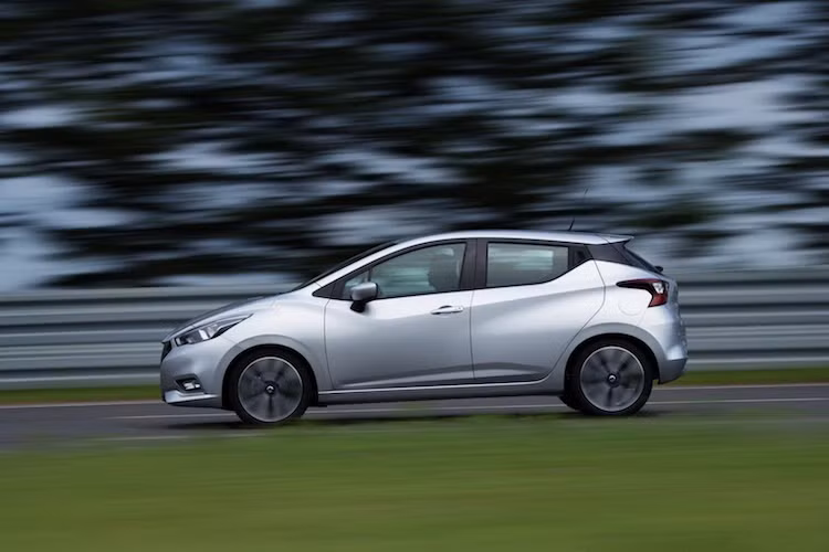 Cảm giác lái của Micra thế hệ thứ 5 cũng trở nên thú vị hơn khi xe được trang bị hệ thống trợ lực lái điện mới, hệ thống kiểm soát thân xe chủ động Active Ride Control và hệ thống giảm sự thiếu lái Active Trace Control.