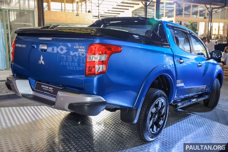 Cản sau của Triton VGT Adventure X cũng đã được bảo vệ khỏi va đập nhờ vào những khối nhựa lót ở các góc. Phía trên thùng xe là nắp che thùng hàng bằng nhựa kèm các thanh trang trí khỏe khoắn và thể thao.