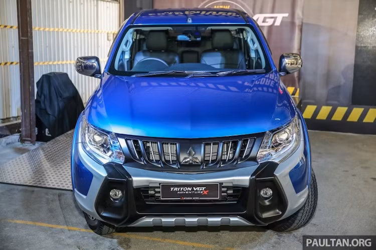 Hiện đang là phiên bản Triton cao cấp nhất Malaysia, Triton VGT Adventure X sở hữu ngoại hình cực "ngầu" với lưới tản nhiệt được sơn đen và cản trước với những đường gân góc cạnh theo phong cách thiết kế Dynamic Shield mới nhất của Mitsubishi.