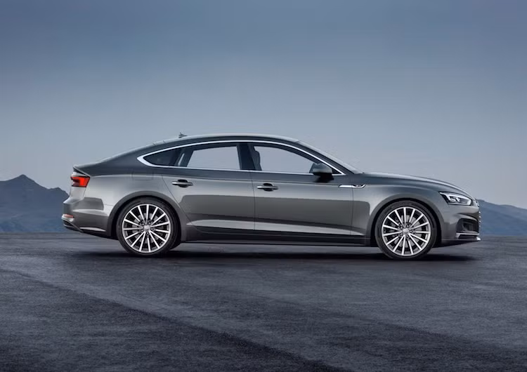 Nhìn thoáng qua, có vẻ "phom" của A5 Sportback mới không khác gì phiên bản cũ khi nhìn từ hai bên thân xe. Tuy nhiên trên thực tế, Audi đã dập đường nổi chạy dưới thân đậm hơn và gắn cho chiếc xe một thanh nẹp trang trí nhỏ ở vị trí tiếp giáp giữa cửa sau với vè trước.
