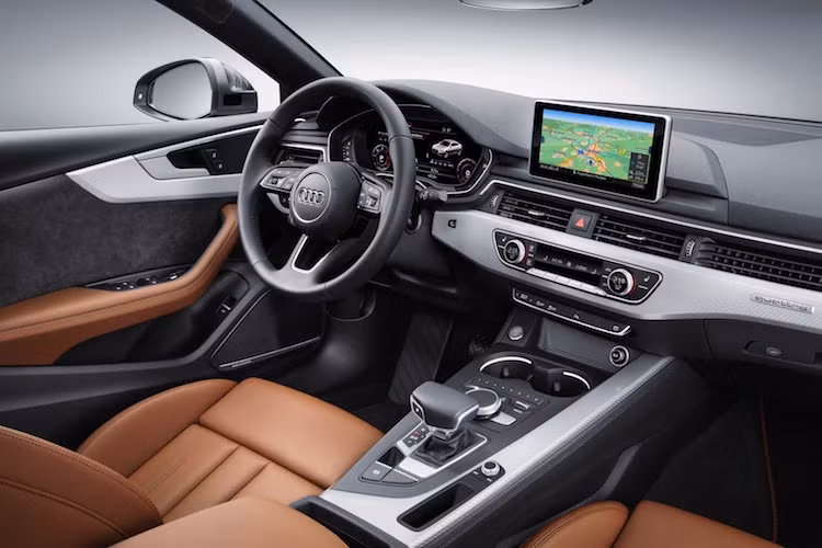 Bảng táp-lô của A5 Sportback cũng có thiết kế không đổi so với A4, với các tùy chọn như đèn chiếu sáng thông minh và bảng đồng hồ kỹ thuật số Virtual Cockpi với màn hình hiển thị đa thông tin 12,3 inch. Hệ thống thông tin giải trí sử dụng một màn hình 8,3 inch trên bảng táp-lô, điều khiển bằng touchpad hay núm xoay trên bệ trung tâm.