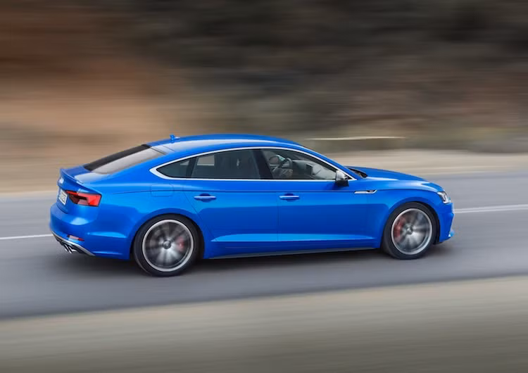 Phải tới triển lãm Paris 2016 Audi mới lần đầu trưng bày A5 Sportback mới trước công chúng. Tuy nhiên hiện tại chiếc xe đã có giá chính thức tại Đức bắt đầu từ 37.800 Euro (tương đương 950 triệu đồng) và lên tới 62.500 Euro (1,56 tỷ đồng) cho bản cao nhất.