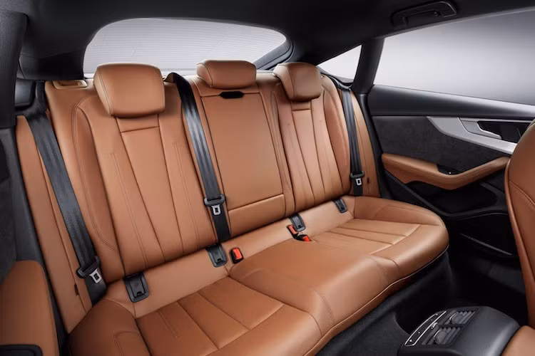 Nhờ có trục cơ sở dài 2824 mm thay vì chỉ 2764 mm như Audi A5 coupe, A5 Sportback có hàng ghế sau rộng rãi hơn. Nếu so với thế hệ trước, hành khách phía sau có khoang để chân rộng hơn 24 mm và toàn bộ chiều dài cabin tăng thêm 17 mm. Thể tích khoang hành lý của xe là 480 lít - lớn nhất trong phân khúc.
