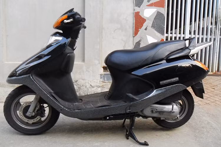 Sau khi Honda Nhật Bản ngừng sản xuất Spacy 125, Honda Việt Nam cũng đã tung ra chiếc Spacy 100. Tuy nhiên mẫu xe này đã không bao giờ nhận được tình cảm của người tiêu dùng Việt như Spacy 125 và nhanh chóng rơi vào quên lãng.