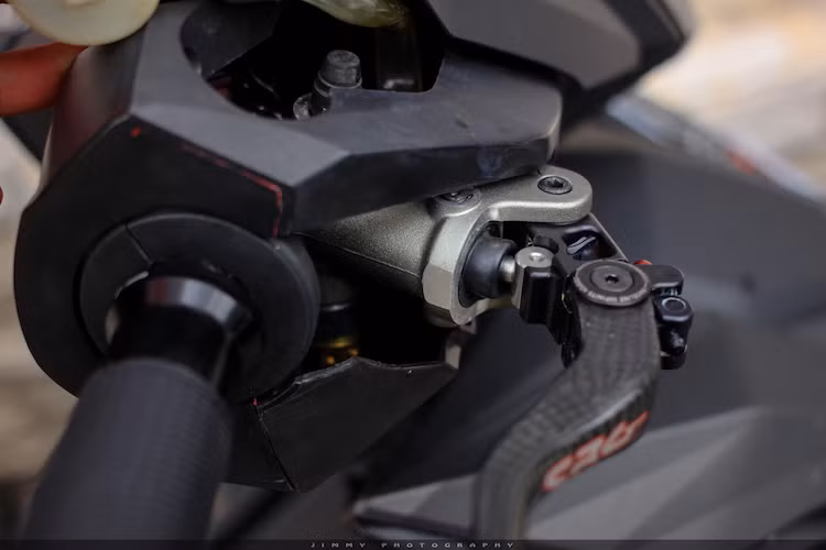 Ở phía trên tay lái của xe, cùm phanh nguyên bản của Winner đã được thay bằng cùm Brembo được lấy từ môtô phân khối lớn Ducati 1098, kèm theo đó là tay phanh bằng sợi carbon thật của CRG. Bên cùm côn được lấy từ chiếc Yamaha R6 và cũng đi kèm theo tay CRG.