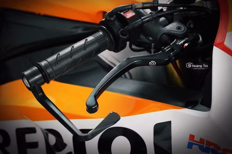 Trên cặp tay lái clip-on nguyên bản của CBR1000RR nay có thêm sự xuất hiện của cùm phanh Brembo RCS19 được bảo vệ bởi càng đồ chơi và tay côn Brembo Billet Racing.