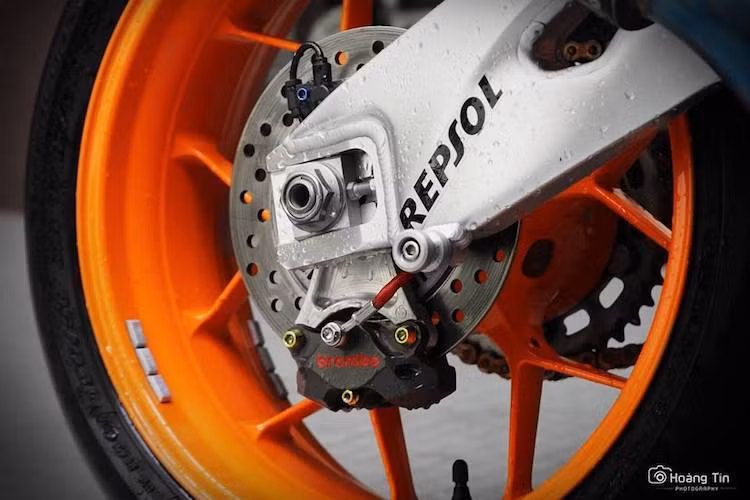 Ở bánh sau, hệ thống phanh của xe đã được nâng cấp với heo Brembo Billet HP titan, đem tới hiệu năng phanh hiệu quả hơn. Cùng với dàn áo dán tem Repsol và ốp yên solo, chiếc siêu môtô Honda đã có vẻ ngoài như một mẫu xe đua thực sự.