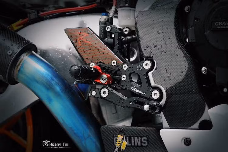 Bộ khung của chiếc xe đã được ốp kín bằng sợi carbon, trong khi dàn để chân của xe đã được thay bằng bộ Lightech Version R. Pô Racefit cùng với cổ titan khiến cho khối động cơ 1000 phân khối 4 xi-lanh của CBR1000RR tăng thêm một chút công suất.