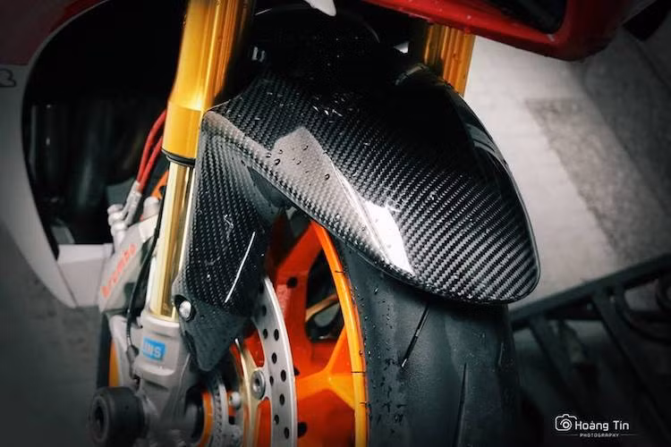 Phiên bản SP Fireblade vốn đã đi kèm phuộc Ohlins và phanh Brembo "hàng hiệu", chính vì vậy chi tiết thay đổi duy nhất ở khu vực bánh trước của xe chỉ là chắn bùn trước bằng sợi carbon.