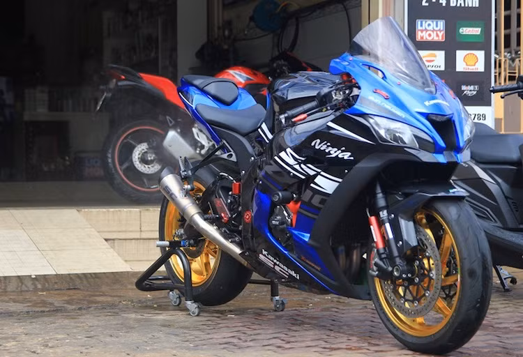 Trong 2 chiếc xe, chiếc ZX-10R còn rất mới khi vừa chỉ được ra mắt tại Việt Nam hồi tháng 4 năm nay, nhưng đã nhanh chóng được người chơi trang bị cho những chi tiết "hàng hiệu" tuyệt đỉnh.