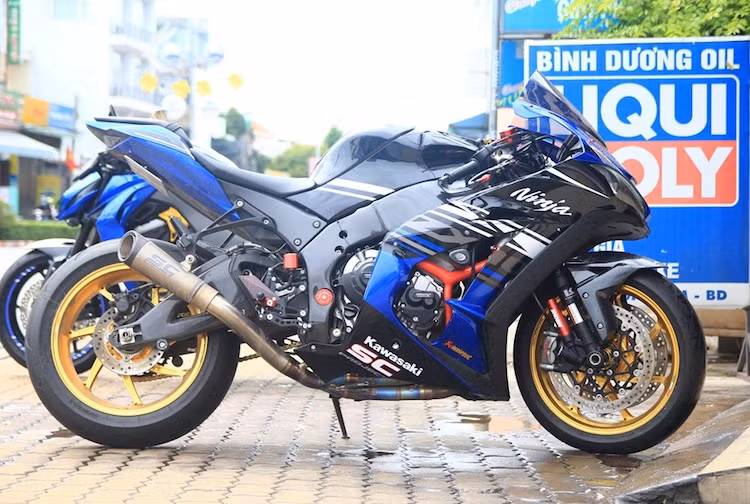 Ở hai bên thân của chiếc ZX-10R cũng đã được chủ xe lắp bộ bảo vệ bưởng máy của GB Racing, chống đổ R&amp;G, dàn để chân Version R của Lightech. Hệ thống xả titan full system của SC Project khiến cỗ máy 4 xi-lanh của ZX-10R có hiệu suất cao hơn.