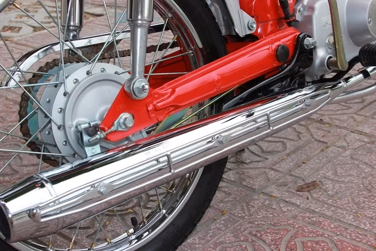 Cây pô nguyên bản của Benly 50S có hình dáng khá giống với những dòng xe Super Cub đời mới, với duy nhất một điểm khác biệt là có thêm khung chắn chống bỏng gắn bên ngoài.