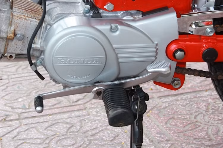 Động cơ trên Benly 50S vẫn là loại SOHC 2 van 4 kỳ 1 xi-lanh nằm ngang làm mát bằng gió, với dung tích thật 49 cm3 và khoảng hành trình piston 39 x 41,4 mm.