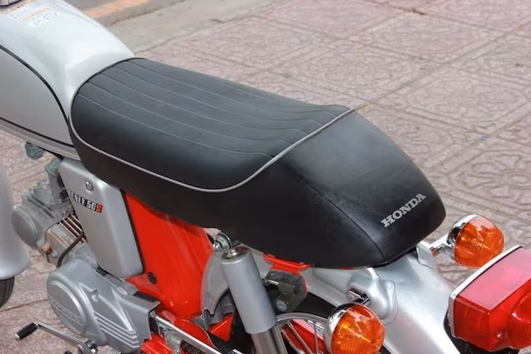 Benly 50S sở hữu chiếc yên với thiết kế thể thao mang phong cách cafe racer, nhưng vẫn có thể cho phép 2 người ngồi. Chiều cao yên xe là 755 mm.