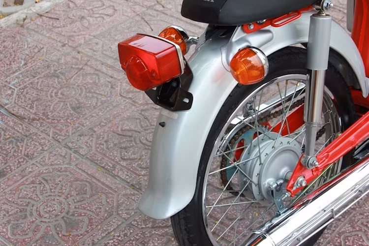 Ở phía sau, cụm đèn hậu, đèn xi-nhan kèm pát biển số và chắn bùn của Benly 50S cũng có thiết kế tương tự như Honda 67. Phuộc sau là loại ống lồng kép.