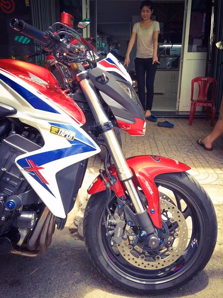 Tuy nhiên, do vốn đã có kiểu dáng nguyên bản vốn đã rất đẹp mắt, một biker tại Sài Gòn đã chỉ "trang điểm" nhẹ nhàng lại cho chiếc CB1000R của mình bằng một loạt các đồ chơi đơn giản nhưng đẹp mắt.