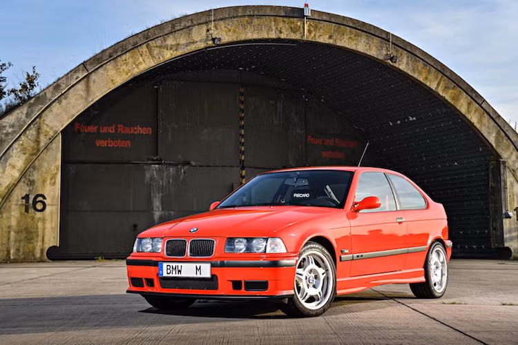 Tới thế hệ 3 Series thứ 2 có tên mã E36, BMW đã có phiên bản hatchback 3 cửa có tên gọi 3 Series Compact. Ở thế hệ này, M3 vẫn chỉ được bán đại trà với 3 phiên bản thân xe nhưng ít ai biết rằng BMW đã từng tạo ra một phiên bản M3 Compact thử nghiệm.