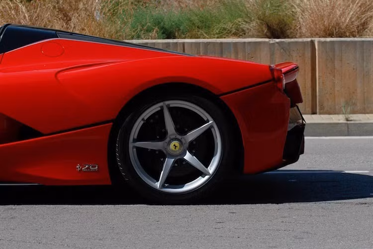Một điểm đặc biệt khác của LaFerrari Aperta mà phiên bản coupe không có đó là logo số 70 nhỏ nằm ở gần hốc bánh sau của chiếc xe, nhằm kỷ niệm 70 năm Ferrari. Do mẫu xe đầu tiên mang nhãn hiệu Ferrari được sản xuất vào năm 1947 nên có lẽ phải tới năm sau, LaFerrari mới được giao tới tay khách hàng.