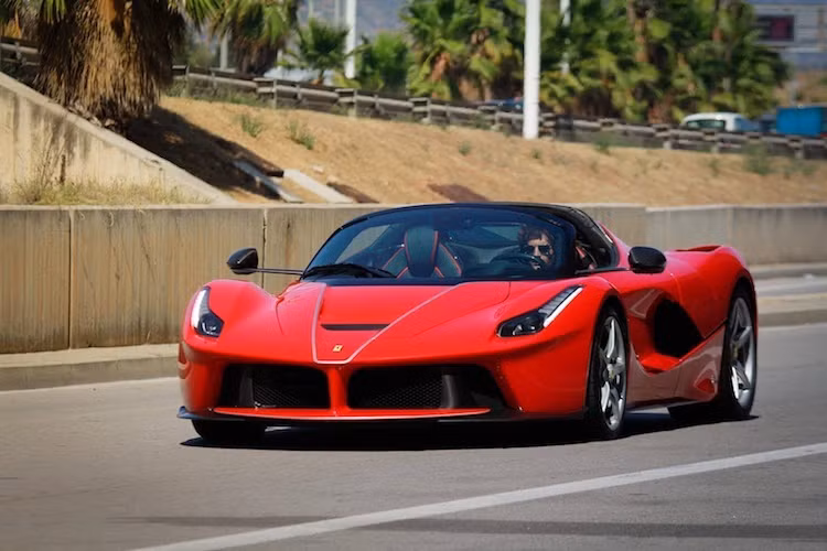Đúng như nhiều dự đoán trước đó, Ferrari LaFerrari Aperta có thiết kế y hệt LaFerrari phiên bản coupe, với sự khác biệt chỉ nằm ở phần giữa mui đã bị "cắt" đi, biến chiếc xe thành một mẫu mui trần theo kiểu targa. Khách hàng sẽ được hãng siêu xe Ferrari tặng kèm cả 2 loại mui là mui mềm bằng vải bạt hoặc mui cứng bằng sợi carbon.
