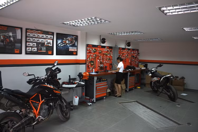 Nằm ngay bên cạnh showroom là khu vực sửa chữa và bảo dưỡng xe, với không gian ước tính có đủ chỗ làm dịch vụ cho khoảng 6 chiếc xe cùng một lúc. KTM Hà Nội cũng sẽ có xe van chuyên dụng để cung cấp dịch vụ sửa chữa trong trường hợp khẩn cấp cho các chủ xe.