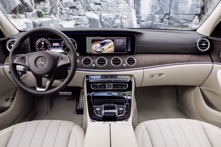 Cũng giống như dòng E-Class sedan, chiếc xe sở hữu nội thất với thiết kế sang trọng và hiện đại khá giống với S-Class. Ở các phiên bản cao cấp, xe cũng có 2 màn hình hiển thị lớn với kích thước lên tới 12,3 inch. Các vật liệu sử dụng và cách hoàn thiện cũng được chú trọng. Điểm giúp phân biệt E-Class Terrain với các phiên bản khác là các bàn đạp bằng thép không rỉ và thảm lót sàn có chữ All Terrain.