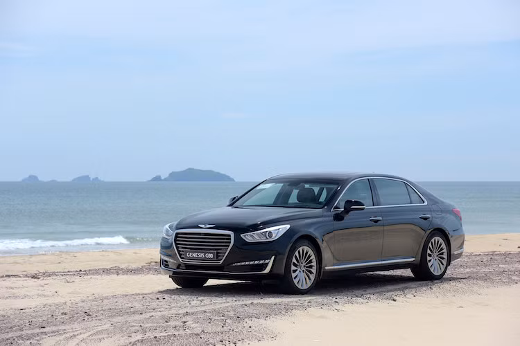Genesis G90 sở hữu kích thước lớn nhất trong phân khúc với các số đo Dài x Rộng x Cao lần lượt là 5.205 x 1.915 x 1.495 mm, cùng chiều dài cơ sở 3.160 mm, Trên chiếc xe, Hyundai đã áp dụng ngôn ngữ thiết kế mới nhất với tên gọi "Athletic Elegance", đem tới cho G90 những đường nét "cơ bắp" nhưng vẫn đồng thời rất thanh lịch.