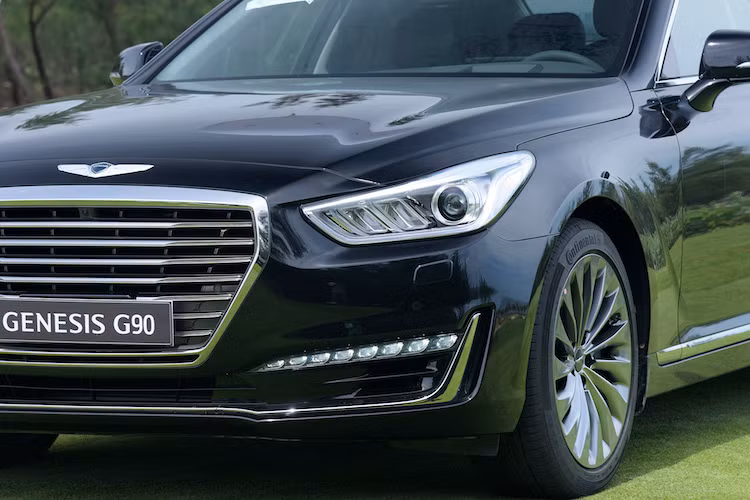 Hướng tới các đối thủ hạng sang từ Mỹ và Nhật như Mercedes S-Class, BMW 7 Series hay Lexus LS, Genesis G90 cũng được thiết kế theo hướng sang trọng và uy nghi, với điểm nhất phía trước là logo hình cánh chim, lưới tản nhiệt "Crest" hình lục giác mạ chrome và cụm đèn pha Dynamic HID kèm dải đèn LED chiếu sáng ban ngày.