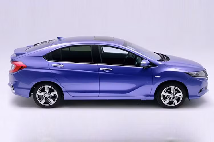 Sở hữu độ dài trục cơ sở ngang với City, tuy nhiên Honda Gienia sẽ có chiều dài ngắn hơn 22 mm do cắt ngắn phần đuôi . Các kích thước dài x rộng x cao của xe lần lượt là 4517, 1705 và 1477 mm. Có cửa sau giống City nhưng vòm mái của Gienia chạy tới hết đuôi xe, biến chiếc xe thành một chiếc hatchback 5 cửa.