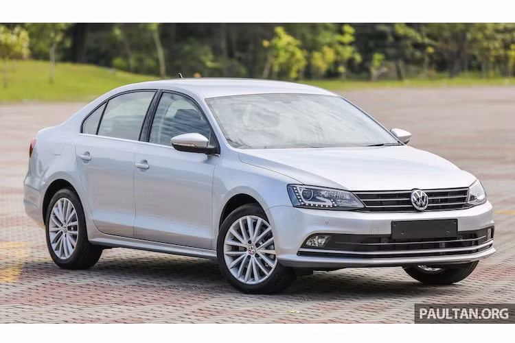 Jetta là mẫu sedan hạng C rất nổi tiếng và lâu đời của hãng xe Đức "bình dân" Volkswagen, có lịch sử từ 1979 và hiện đã bán được tới hơn 15 triệu xe trên toàn cầu. Đây là một tên tuổi rất quen thuộc trong phân khúc sedan hạng C trên Thế giới, nhưng lại khá xa lạ đối với người Việt Nam. Gần đây nhất, Volkswagen Jetta 2016 cũng vừa được ra mắt tại Malaysia.