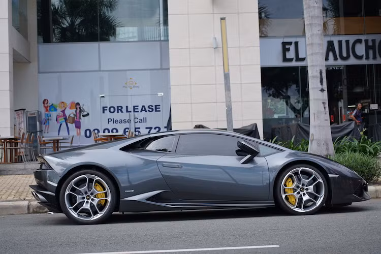 Chiếc Lamborghini cuối cùng trong đoàn xe là phiên bản mới nhất Huracan, được tạo ra nhằm thay thế cho dòng Gallardo trước đây. "Lai lịch" của chiếc xe này cũng đặc biệt không kém khi là chiếc Huracan đầu tiên được nhập khẩu chính hãng. Vào thời điểm được chủ xe mua, chiếc xe có giá lên tới 13,5 tỷ đồng.