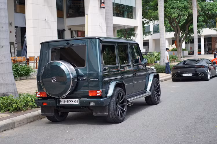 Chiếc xe cuối cùng "chốt đoàn" là siêu xe địa hình Mercedes-AMG G63 với màu sơn xanh đậm độc đáo. So với những siêu xe còn lại, dù có giá rẻ hơn nhưng G63 vẫn thuộc hàng xe cực đắt ở Việt Nam với giá chính hãng hiện nay đã lên tới gần 10 tỷ đồng.