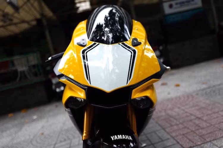 Vốn có 2 chiếc kính chiếu hậu gắn trên quây gió, tuy nhiên chiếc R1 60th Anniversary này đã được chủ nhân tháo ra cho gọn xe, đồng thời bịt kín lỗ gương bằng cặp pát CNC của Lightech.