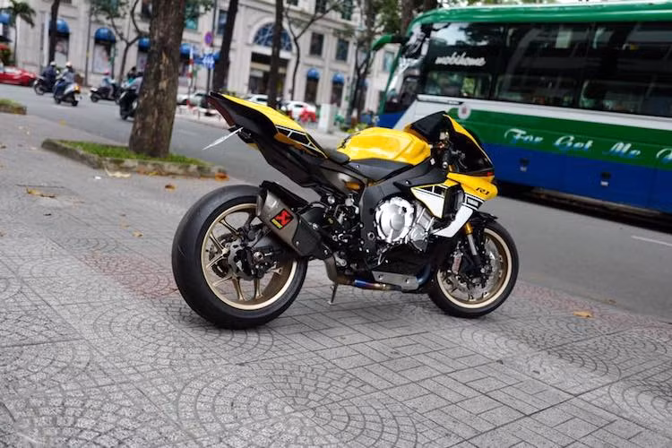 Với những đồ chơi đơn giản, chiếc siêu môtô Yamaha R1 60th Anniversary không chỉ ấn tượng hơn mà còn giúp cho trải nghiệm cầm lái của chủ xe trở nên tốt hơn một chút so với xe nguyên bản.